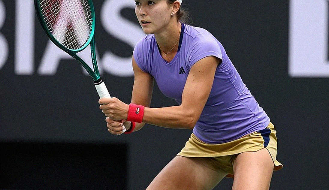 निंगबो में रिबाकिना का सर्व, श्नाइडर का बायां हाथ और एक WTA 500 की खाली कुर्सियाँ